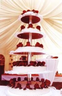 Torte mit roten Rosen